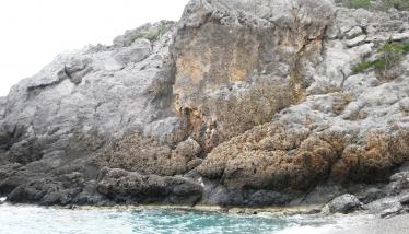 Εμφανείς ανυψωμένες παλαιές ακτογραμμές και επιφάνειες ισοπέδωσης