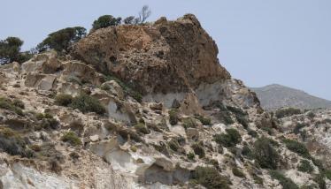 Παλαιότερες λάβες και ηφαιστειοκλαστικά