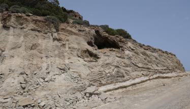 Παλαιότερες λάβες και ηφαιστειοκλαστικά