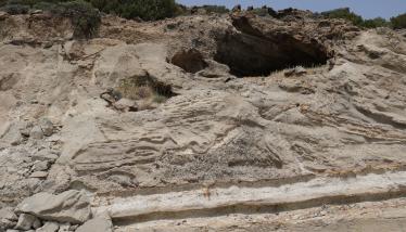 Παλαιότερες λάβες και ηφαιστειοκλαστικά