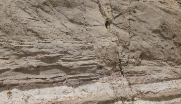 Παλαιότερες λάβες και ηφαιστειοκλαστικά