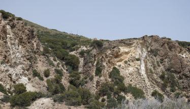 Παλαιότερες λάβες και ηφαιστειοκλαστικά