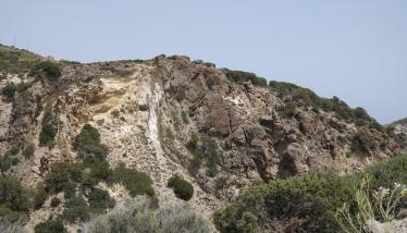 Παλαιότερες λάβες και ηφαιστειοκλαστικά
