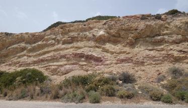 Παλαιότερες λάβες και ηφαιστειοκλαστικά