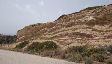 Παλαιότερες λάβες και ηφαιστειοκλαστικά