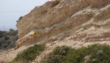 Παλαιότερες λάβες και ηφαιστειοκλαστικά