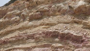 Παλαιότερες λάβες και ηφαιστειοκλαστικά