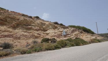 Παλαιότερες λάβες και ηφαιστειοκλαστικά