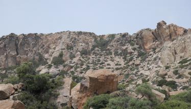 Παλαιότερες λάβες και ηφαιστειοκλαστικά