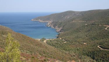 Πανοραμική θέα φυσικού κόλπου με ιχθυοκαλλιέργειες