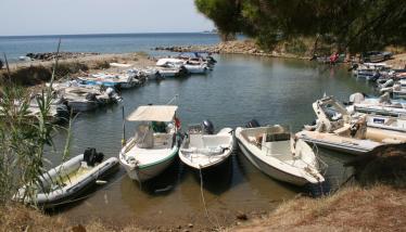 Γραφικό λιμανάκι Λουτρών