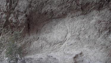 Ηφαιστειακό πέτρωμα και ειδικά ηφαιστειακή τέφρα και πολύ μικρές ηφαιστειακές κροκάλες (lapilli).