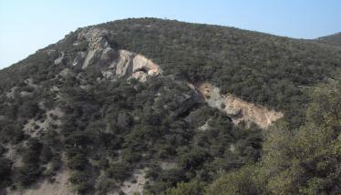 Λατομεία μυλόπετρας (στην κοίτη ρέματος Μακρύ Γιαλού)