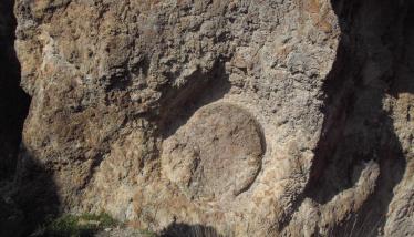 Λατομεία μυλόπετρας (στην κοίτη ρέματος Μακρύ Γιαλού)