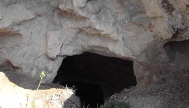 Λατομεία μυλόπετρας (στην κοίτη ρέματος Μακρύ Γιαλού)